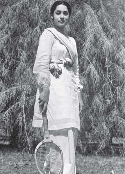 After Independence, young women began experimenting with more salwar-kameez styles After Independence, young women began experimenting with more salwar-kameez styles